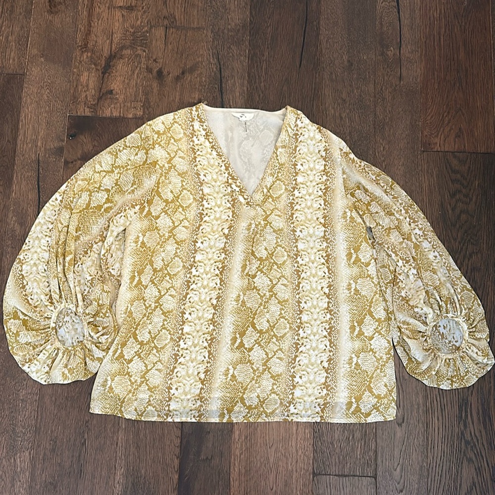 Entro Top (Boutique) Snake Pattern in L